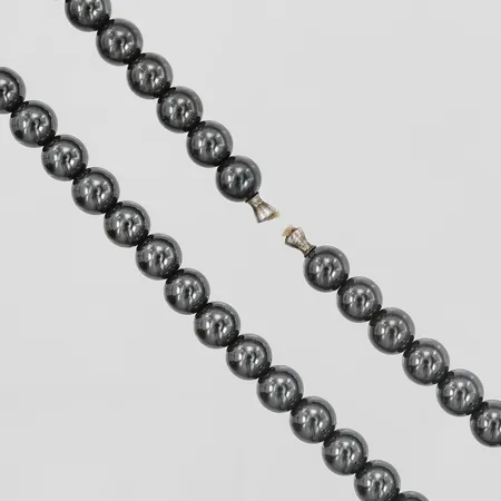 Collier med hematitkulor, passar till Ole Lynggaard-lås, längd: 46 cm, Ø 7 mm, lås ingår ej.