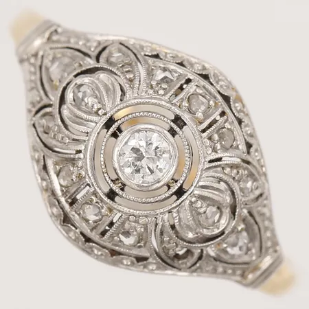 Ring med antik samt briljantslipade diamanter totalt ca 0,20ct, stl:19, en diamant saknas, 18K guld Vikt: 3,1 g