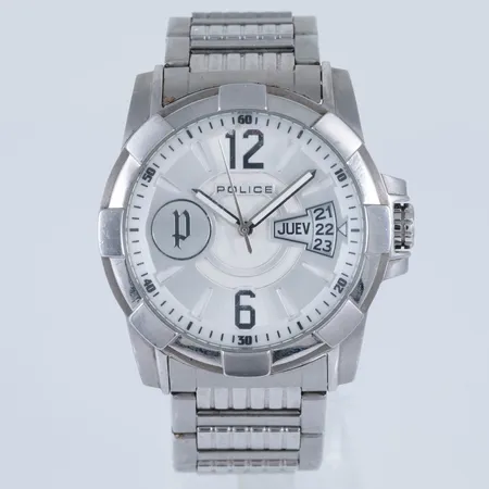 Herrur Police i stål, boett Ø 44 mm, refnr:12221J, quartz, datum, veckodagar på spanska/engelska, stålband, innermått ca 19cm. Bruksskick. Går ej, batteribyte krävs?