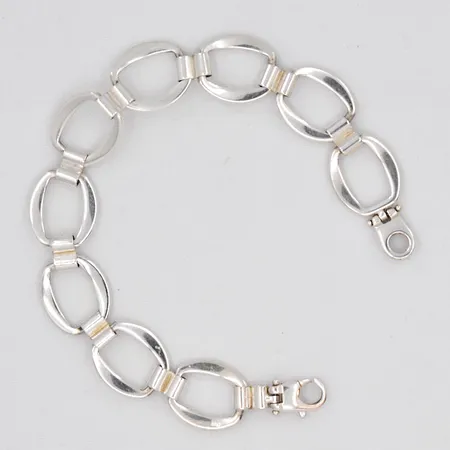 Armband, 19cm, bredd 14mm, otydlig stämpel, öppen låsring, silver Vikt: 18,7 g