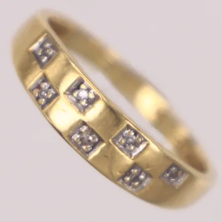 Ring med diamanter 7xca0,001ct, stl 16½, bredd 2-5mm, något skev, 18K  Vikt: 2,2 g