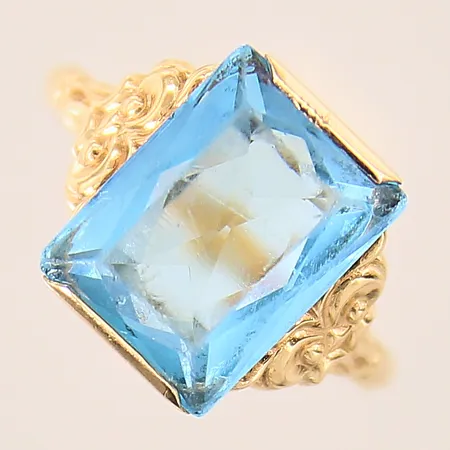 Ring med dekor samt akvamarin, stl 17, bredd 2-13mm, år 1948, akvamarin med flertal nagg och repor, 18K  Vikt: 3,3 g