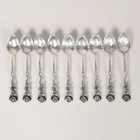 Nio moccaskedar med blomsterdekor, längd: 100 mm, utländska stämplar, svenska importstämplar, silver. Vikt: 79,5 g