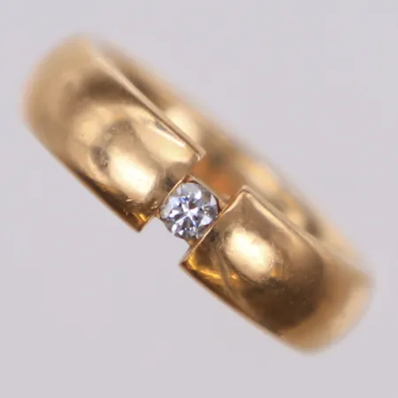 Ring med briljantslipad diamant 0,07ct, Schalin, stl 15, gravyr, 18K Vikt: 7,4 g