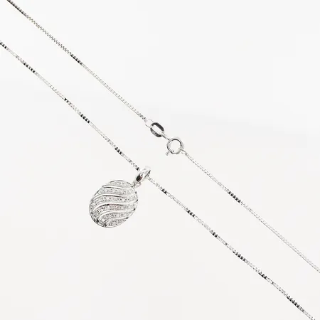 Kedja Venezia, 50cm, bredd 1mm, hänge 22x12mm, diamanter 23 x ca 0,005ct, 8/8-slipade, 1 diamant saknas, några med mindre nagg, 18K  Vikt: 4,3 g