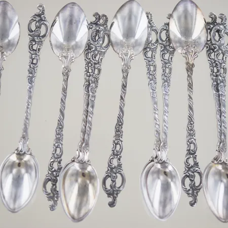 12 skedar, längd 10,3 cm, silver 830/1000 Vikt: 106,3 g