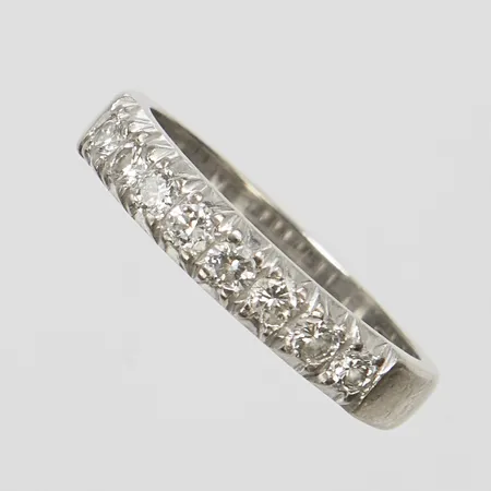 Alliansring med diamanter 8 x ca.0,05ct, Ø17½, bredd: 3,1-3,6mm, Hellström & Åhrling Ab, Stockholm, 1975, ograverad, mindre nagg i skenan, vitguld, 18K Vikt: 4,4 g