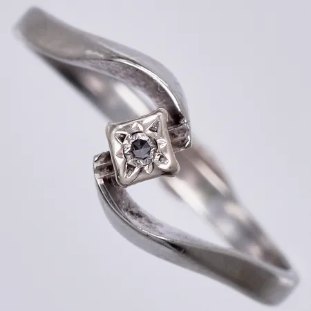 Ring med diamant ca 1x0,02ct åttkantslipad, stl: ca 18¼, bredd: ca 2-7mm, vitguld, 18K  Vikt: 2,3 g