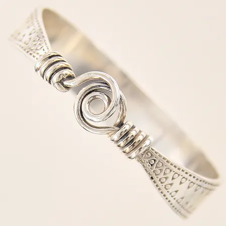 Armring med mönstrad dekor, Ø60mm, silver 925/1000 Vikt: 37,3 g