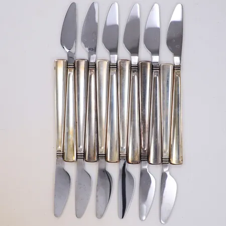 12 Knivar, längd 18,5cm, blad i rostfritt stål, gravyr, silver 830/1000 Vikt: 372,1 g