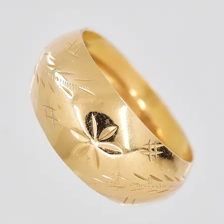 Ring, stl 18¼, bredd ovandel 9,2mm, klämd skena, 18K Vikt: 2,3 g