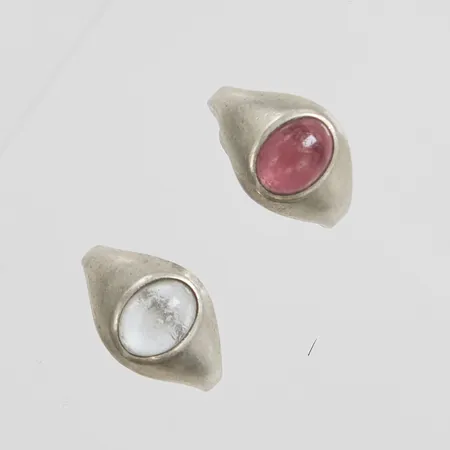 Två ringar, stenar, stl 14½, bredd 2,5-10mm, bruksslitage, 835/1000 silver Vikt: 4,3 g