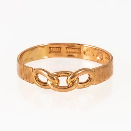 Ordensring Rebecka i 18K guld. Den är i storlek19½, är 3,5 - 4,8 mm bred och väger 3,0g. Stämplad Y9 (1973), AOÅ (Åhmans Guld, Umeå), 18K & kattfot. Ojämn skena. 