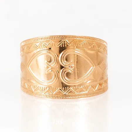 Västerbottensring bred modell i 18K guld. Den är i storlek 18, är 5,8 - 14 mm bred och väger 5,4g. Stämplad SPN, 18K. 