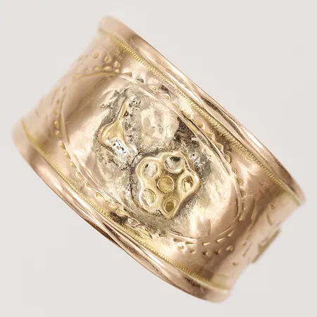 Ring, stl: 17¼, bredd: 6 - 12 mm, gravyr, förstorad, sprickor i skena, 18K guld. Vikt: 2,7 g