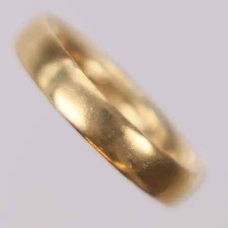 Ring, stl 17¾, bredd 4mm, 18K  Vikt: 4,4 g