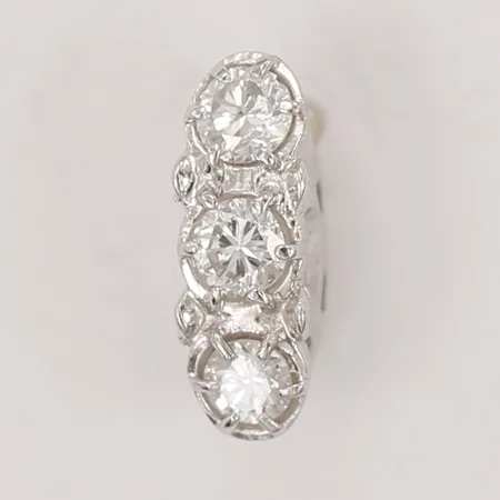 Ett udda örhänge med diamanter 3 x ca 0,03ct, höjd: 8 mm, bredd: 3 mm, saknar snurrebuss, 18K guld. Vikt: 0,4 g