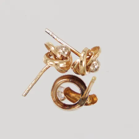 Tre udda örhängen, skadad/sten, 18K  Vikt: 0,7 g