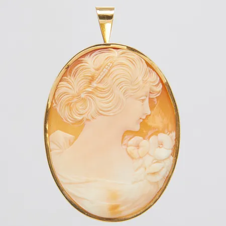Hänge, snidad snäckskalskamé, 55,5x35,5mm, G.Dahlgren & Co, Malmö, 1932, tennlödningar på insidan av ramen, 18K, bruttovikt 10,5g Vikt: 10,5 g