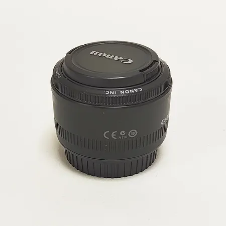 Objektiv Canon EF 50mm, f1:1,8, snr: 9195056043, skyddslock, inga övriga tillbehör.  Vikt: 0 g