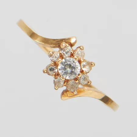 Ring, Ø17+, bredd: 1,1-6,6mm, vita stenar, 14K Vikt: 1,5 g