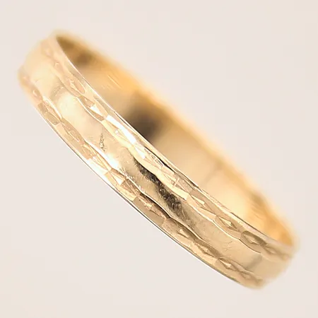 Ring med dekor, stl 18½, bredd 3,4mm, gravyr, 9K Vikt: 1,2 g