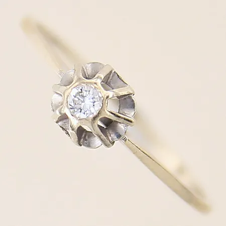 Ring med diamant ca 0,05ct, stl 17, bredd 0,8-5mm, vitguld, i behov av omrodiering, 18K  Vikt: 1 g