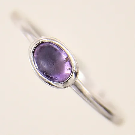 Ring med lila sten, Efva Attling, stl 17½, bredd 1,5-5mm, vitguld, sten med slitage, 18K  Vikt: 3,4 g