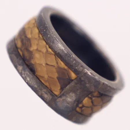 Ring med ormskinnsmönster,stl 16¾, bredd 10,5mm, silver 925/1000 Vikt: 6,4 g