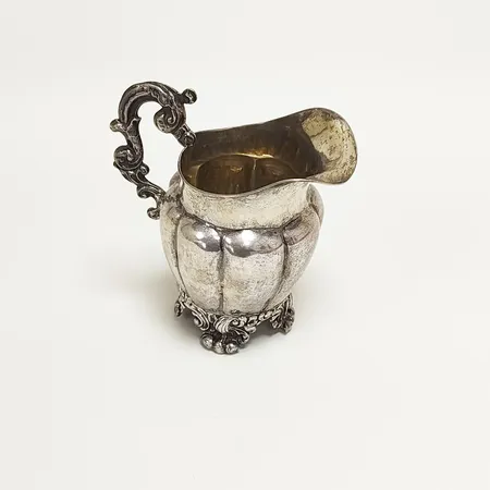 Gräddkanna, höjd 14cm, förgylld insida, stämplad ESH, ojämn, skador samt lagningar, 830/1000 silver Vikt: 128 g