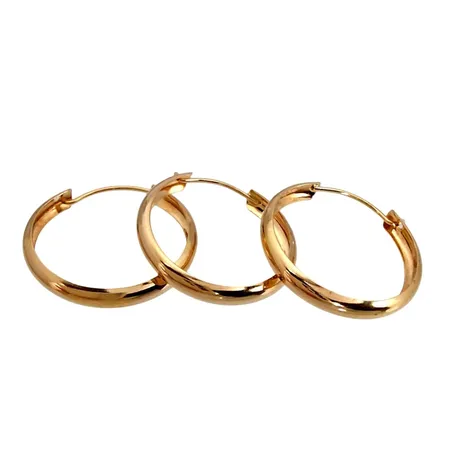 Örhängen Creoler, 18K guld, tre st, alla i samma modell med tillverkarstämpel SJ, diameter 17 mm, bredd 3 mm, fint skick Vikt: 1,1 g