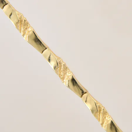 Armband med dekor, halvstelt, längd 18cm, bredd 4,5-6,2mm, 14K Vikt: 12,5 g