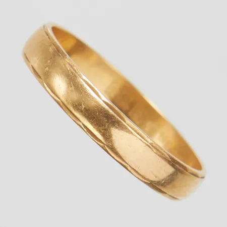 Ring med mönsterbård, Ø19¾, bredd: 3,7mm, personlig gravyr, svenska stämplar, skev skena, 18K Vikt: 3,2 g