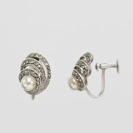 Ett par örhängen, markasiter, plastpärlor, längd ca 15mm, bredd 11mm, skruvlås,  830/1000 silver Vikt: 4,9 g