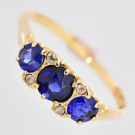 Ring med blå stenar, stl 19¼, bredd ovandel 6mm, 18K Vikt: 2,5 g