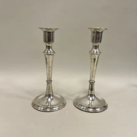 Ett par ljusstakar, höjd 21,5cm, bucklor/skevheter, stämplar 830S, Silver 830/1000 bruttovikt 542,9g 