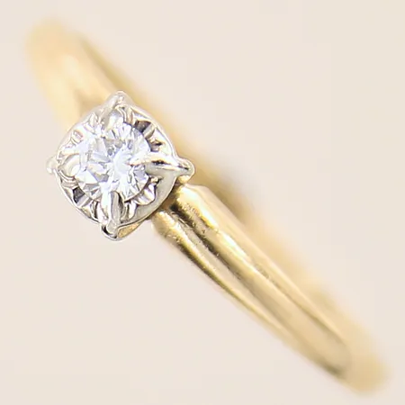 Ring med diamant ca 0,11ct, stl 17¾, bredd 1-4mm, fattning i vitguld, 14K  Vikt: 2,1 g
