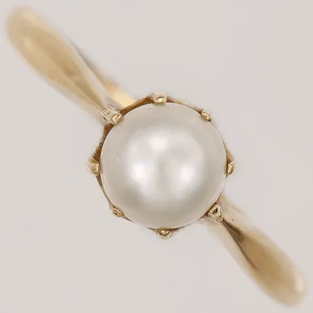Ring med odlad saltvattenpärla, stl: 18½, bredd: 2 - 7 mm, gravyr, 18K guld. Vikt: 2,2 g