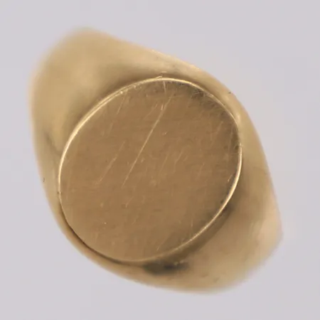 Klackring, stl 17¼, bredd 3,4-14mm, något skev, något repig, 18K  Vikt: 7,6 g