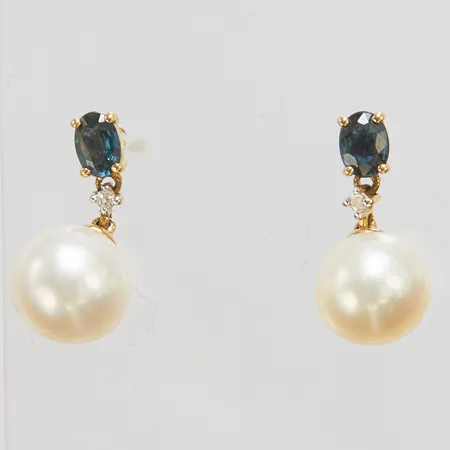 Ett par örhängen, safirer, odlade pärlor samt diamanter 2 x ca 0,005ct, längd ca 15,5mm, bredd 2-7,5mm, 18K, bruttovikt:  Vikt: 2 g