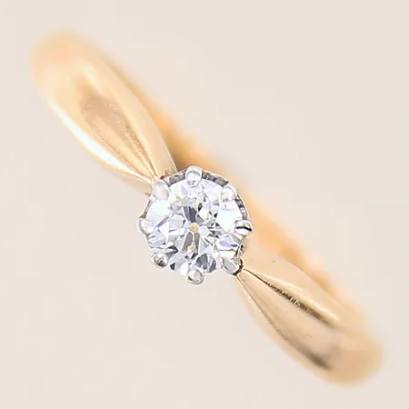 Ring med ca 0,20ct, gammalslipad, stl 16¾, 2-5mm, gravyr, 14K  Vikt: 2,9 g