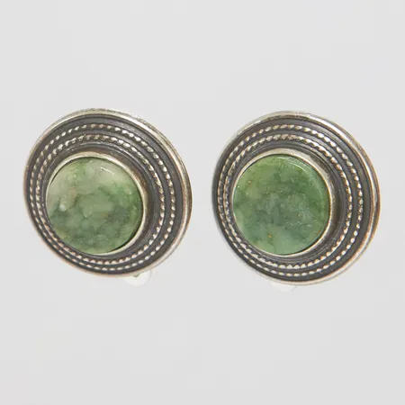 Ett par örhängen, epidot, Ø 18,5mm, Kalevala Koru, Finland, clips, 925/1000 silver Vikt: 9 g