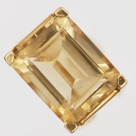 Ring med smaragdslipad citrin ca 12ct, Rey Urban, Stockholm år 1965, stl: ca 17, bredd: 8 - 13 mm, repor samt nagg på sten, sten lös i fattning, 18K guld. Vikt: 11,2 g