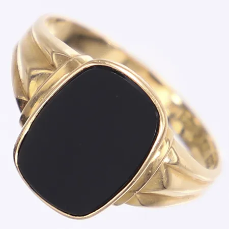 Ring med svart sten, stl 22, bredd 3-16mm, gravyr, något ojämn skena, 18K Bruttovikt: 4,9g Vikt: 4,9 g