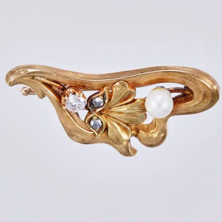 Brosch med diamant ca 1x0,10ct P, odlad pärla Ø ca 4mm och två små rosenstenar, längd: ca 3cm, bredd: ca 15mm, 18K  Vikt: 2,1 g