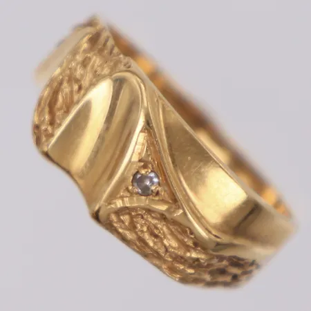 Ring med diamant ca 0,02ctv, stl 19, bredd 3-9mm, 18K  Vikt: 5,5 g