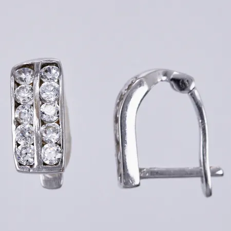 Ett par örhängen med stenar, längd: ca 1cm, bredd: ca 5mm, vitguld, 14K  Vikt: 2 g