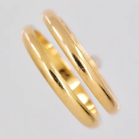 2 Ringar, stl 18½, graverade, 18K Vikt: 6,7 g