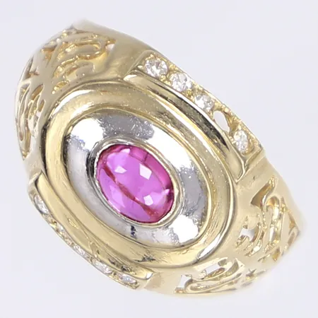 Ring med vita och röd sten, stl ca 24, bred 3-16mm, ojämn skena, saknar en sten, 14K Bruttovikt: 5,5g Vikt: 5,5 g