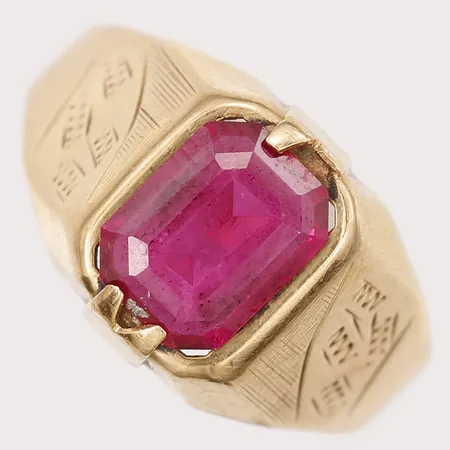 Ring med röd sten, stl 17¼, skev skena, 18K Vikt: 2,7 g